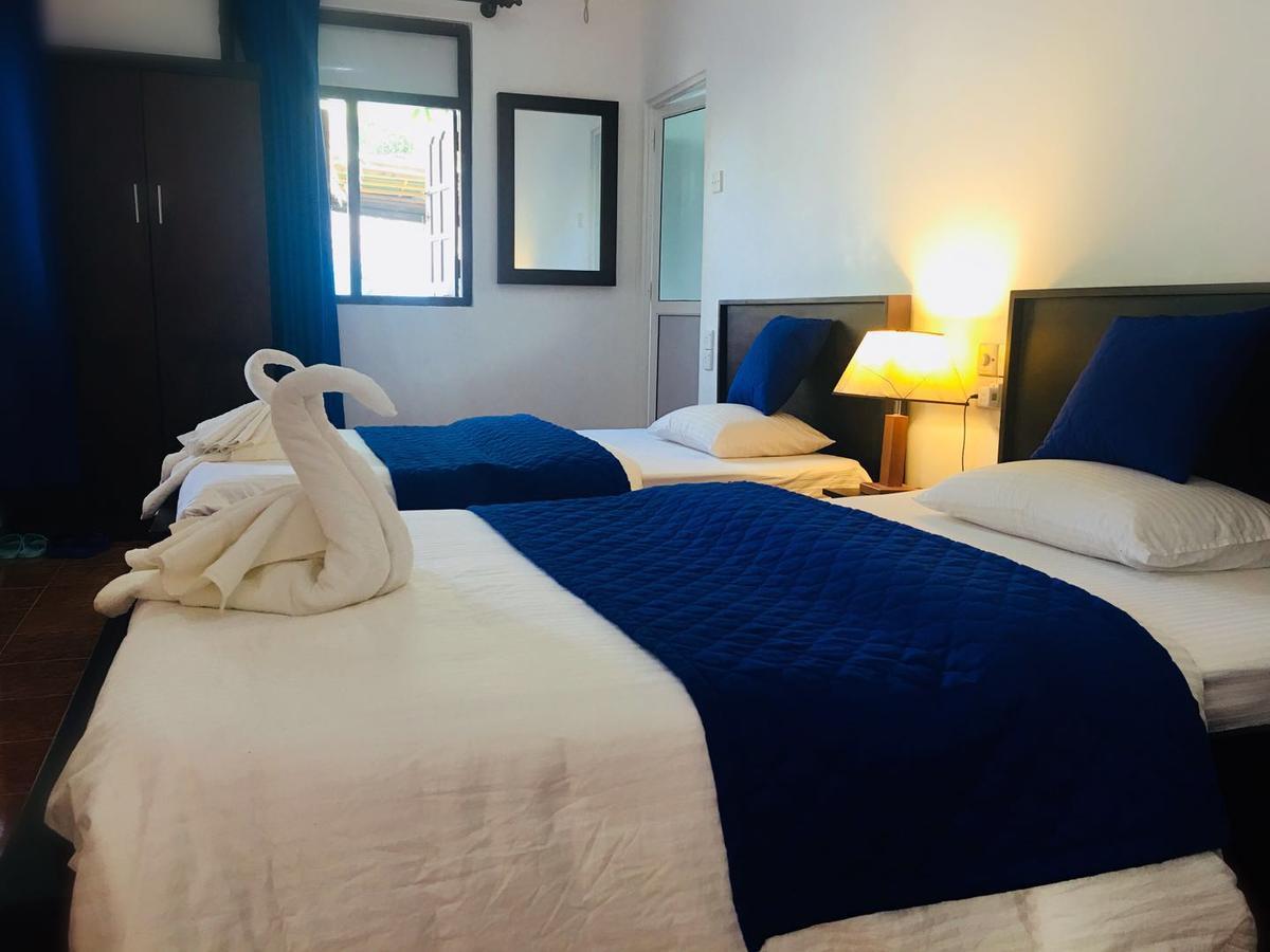 Blue Whale Holiday Hotel Mirissa Quarto foto